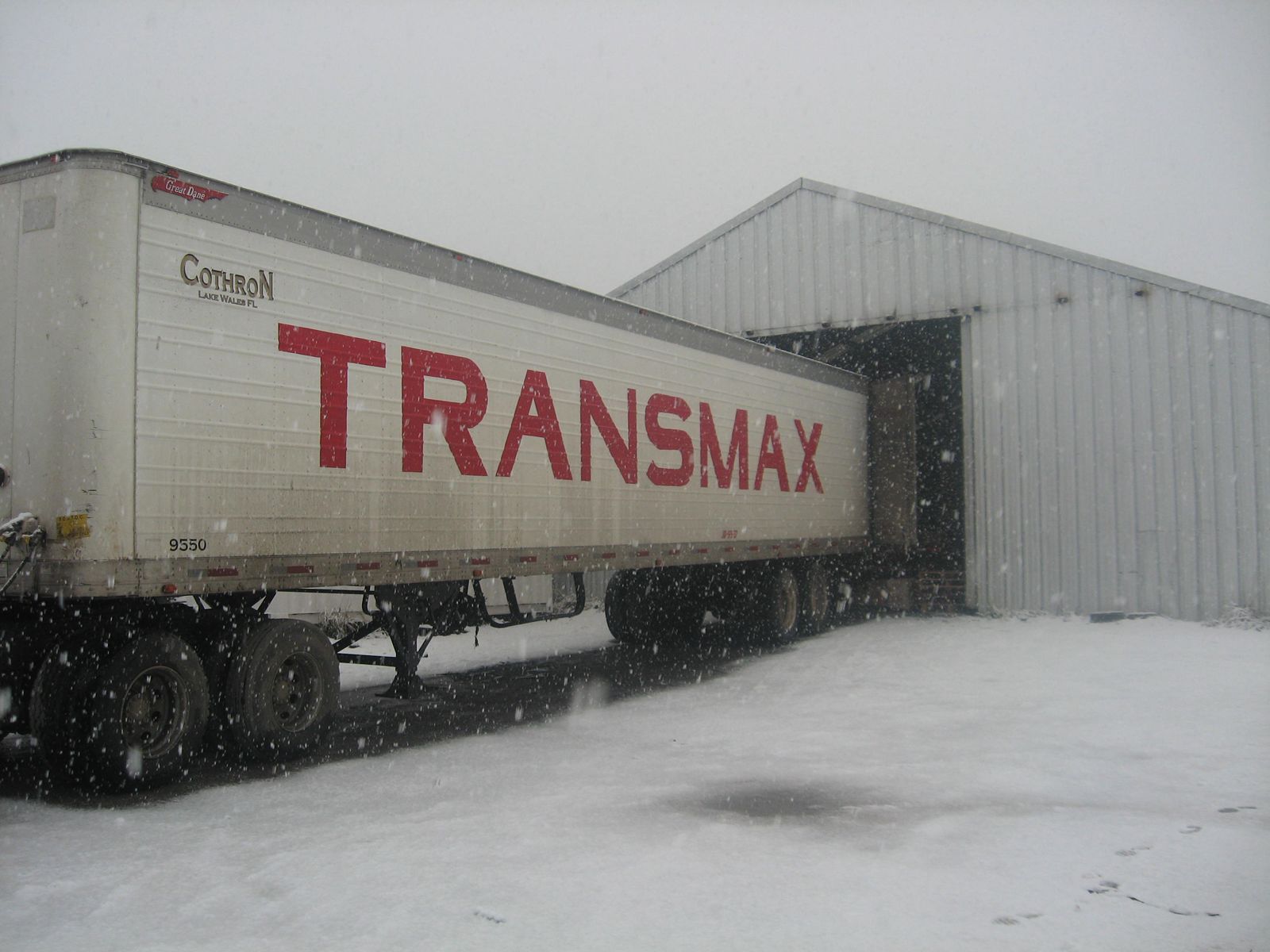Camión de TransMax cargado en bodega