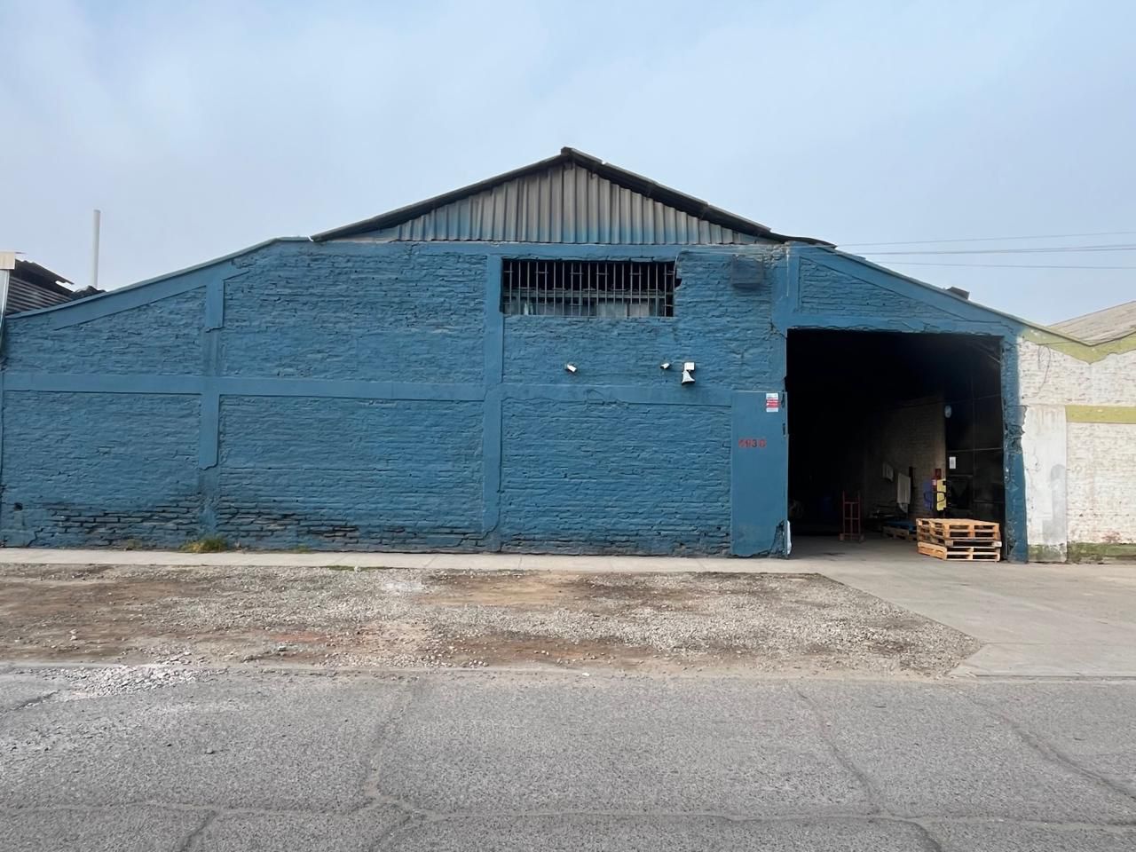 Interior de la bodega de TransMax en Santiago, con carga preparada para el despacho
